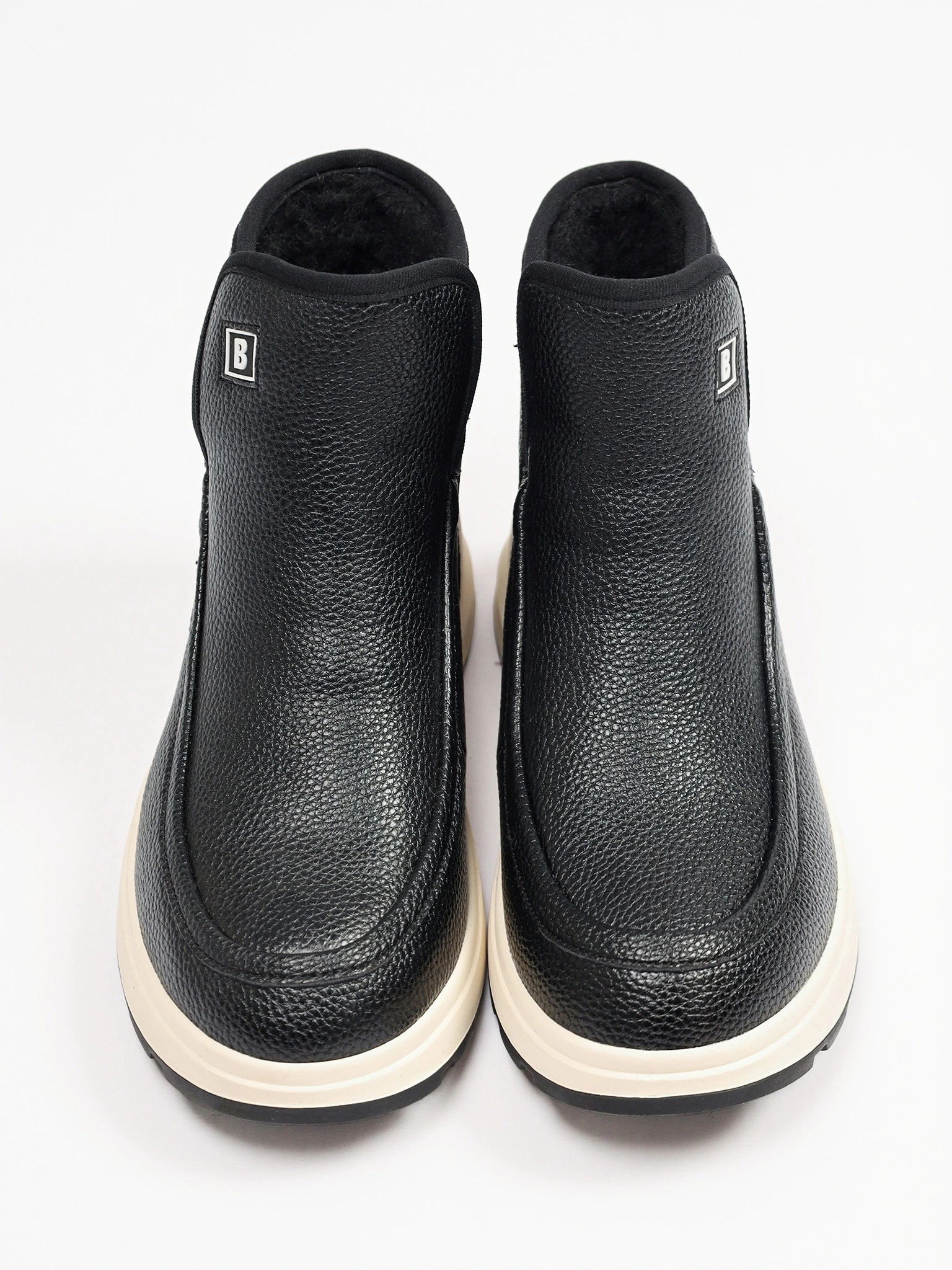 Ботинки черного цвета на контрастной низкой подошве